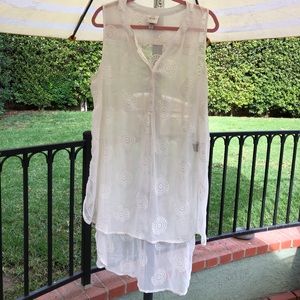 Women’s white sleeveless tunic